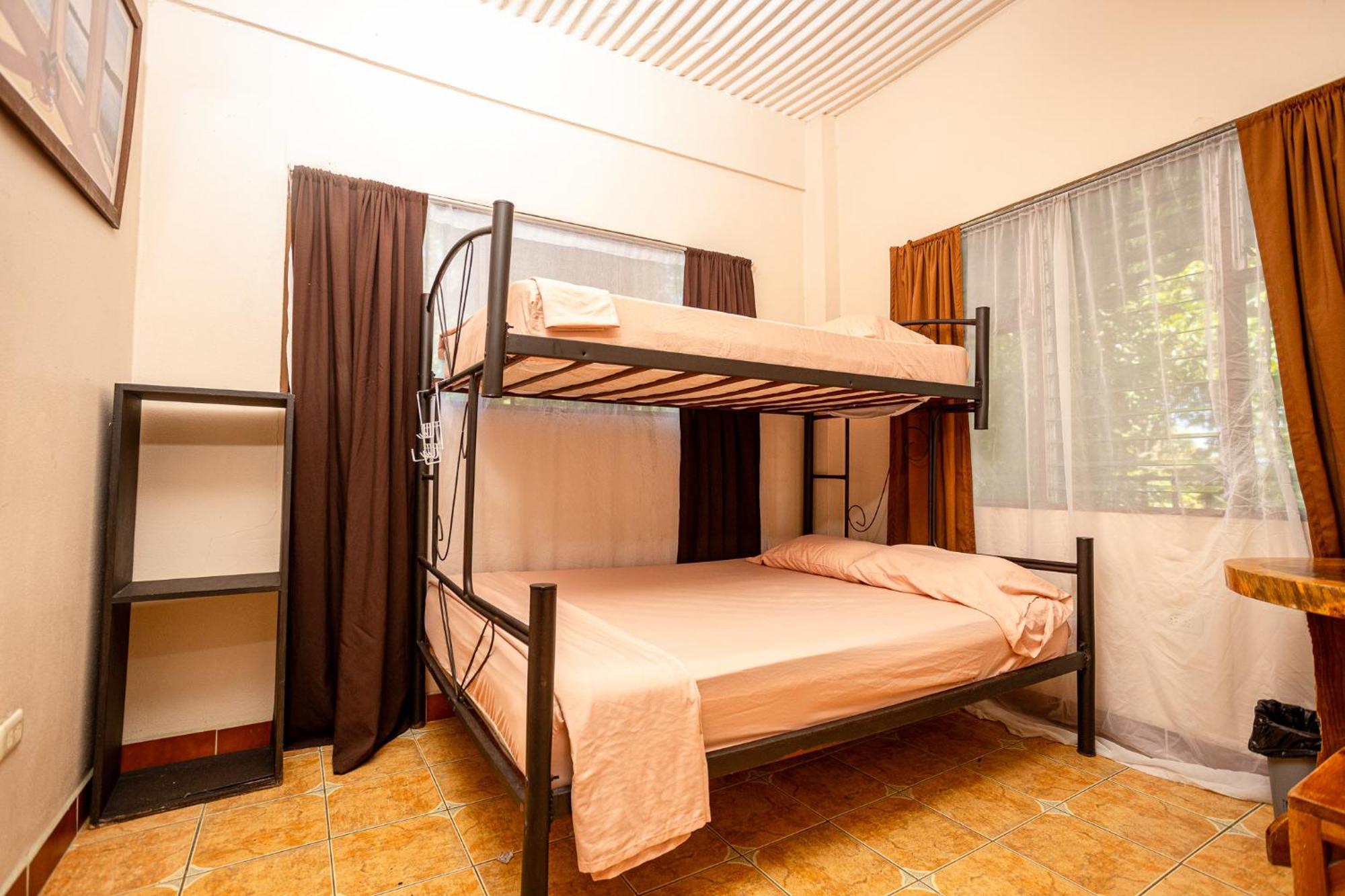 Manuel Antonio Hostel エクステリア 写真